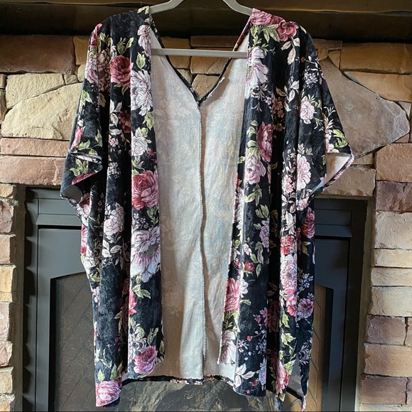 Velvet Floral Cover - Picture 2 of 6